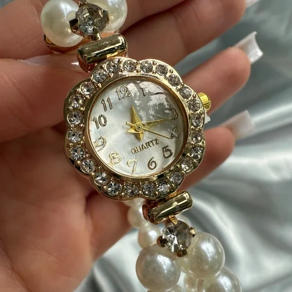 Women’s 18k gold color Stainless steel Panther’s watch Pearl and diamond - Picture 9 of 10